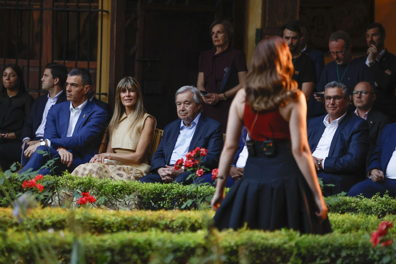Sánchez distrae la mirada durante el concierto previo a la cena en la Casa de las Dueñas.