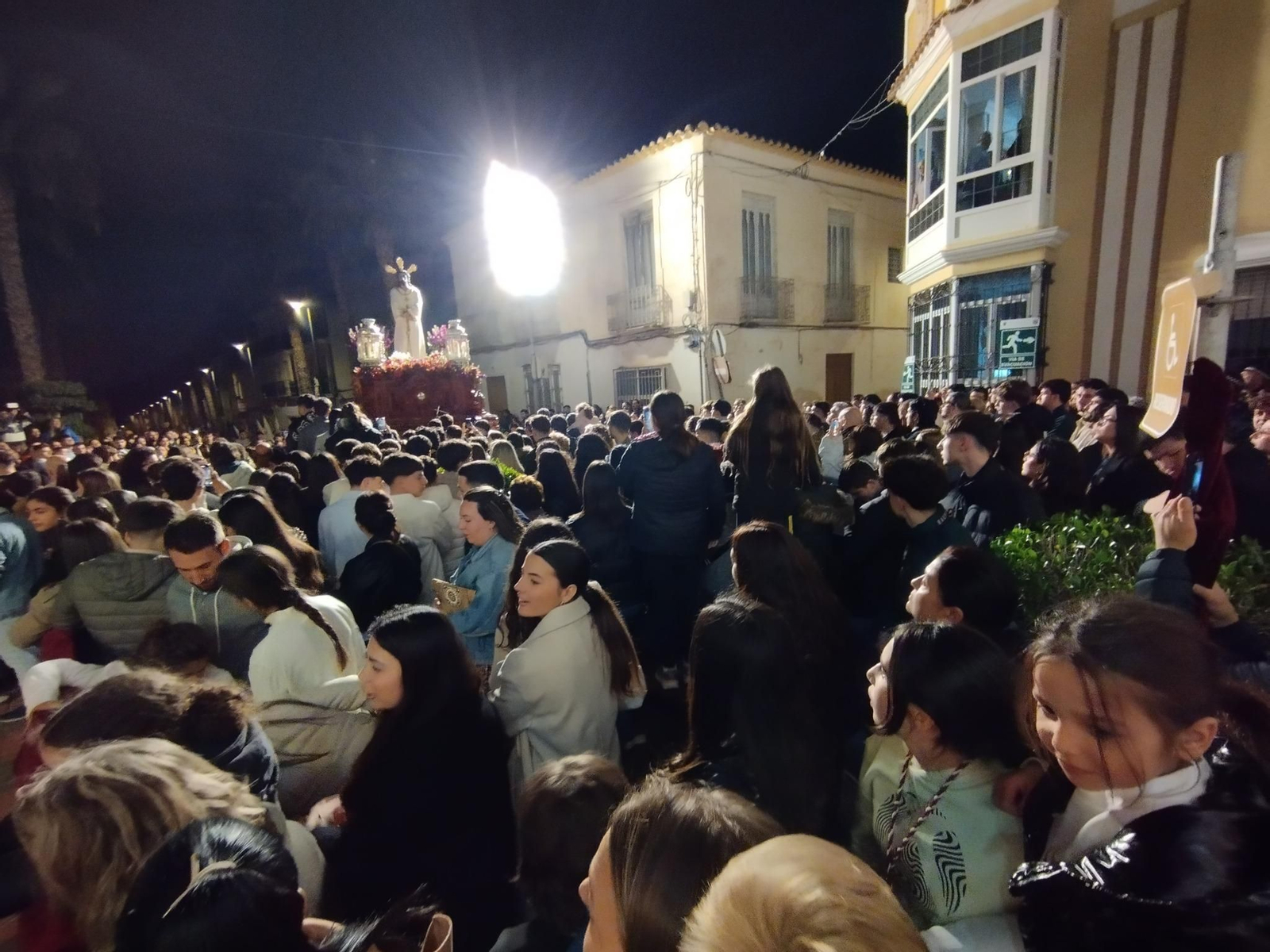Una multitud acompañó al paso durante su recorrido Una multitud acompañó al paso durante su recorrido