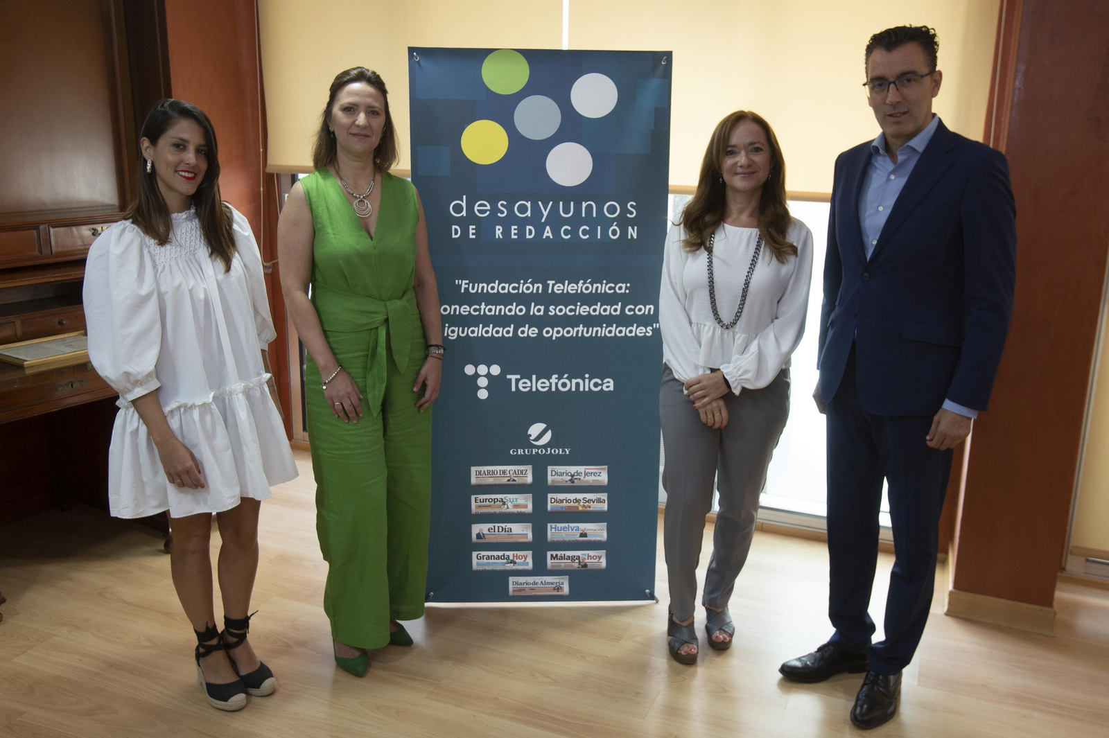 Foto de grupo de tres de los participantes junto con Magda Trillo, asesora de Grupo Joly Foto de grupo de tres de los participantes junto con Magda Trillo, asesora de Grupo Joly
