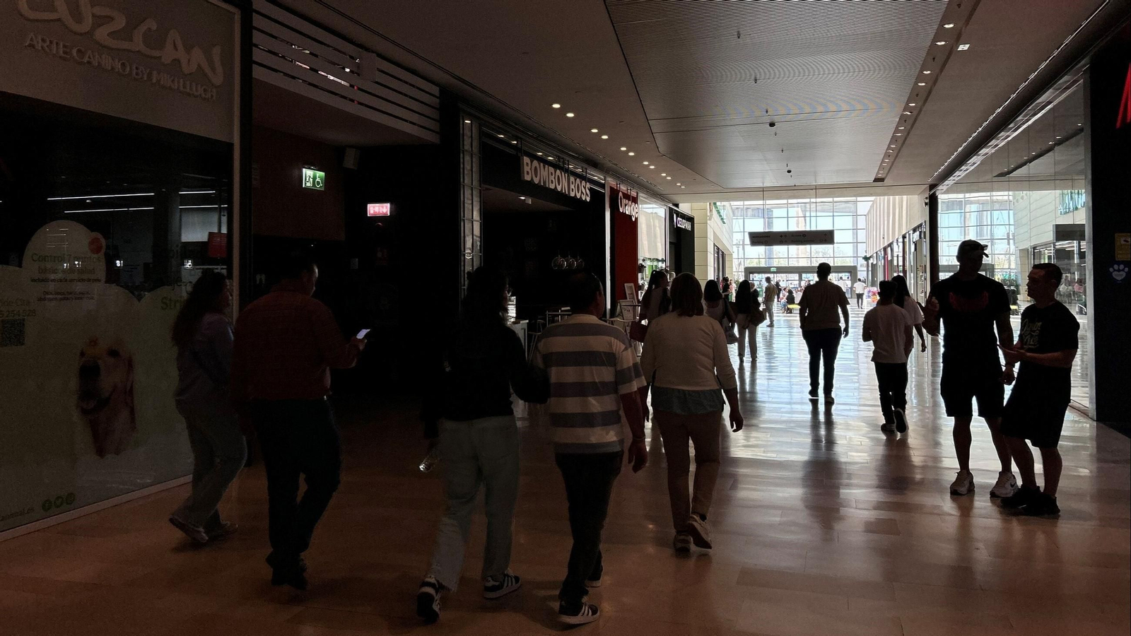 Un centro comercial de Sevilla durante el apagón del 28 de abril