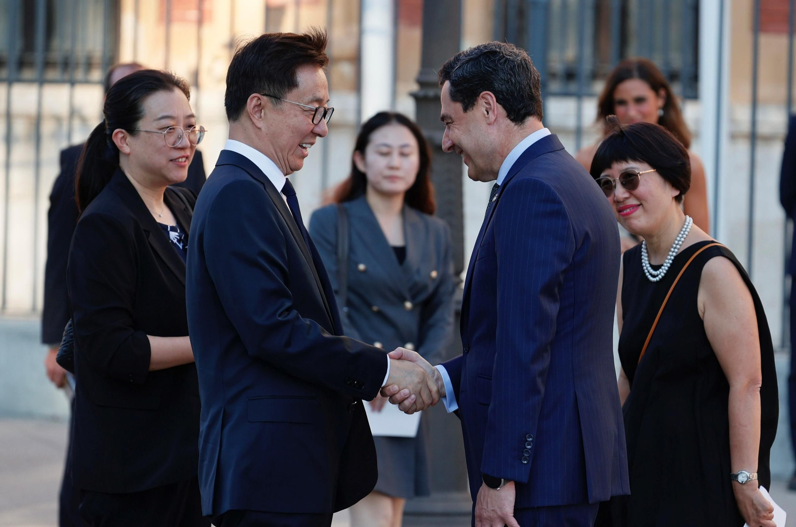 Juanma Moreno recibe al vicepresidente de la República Popular de China, Han Kheng, a las puertas de San Telmo