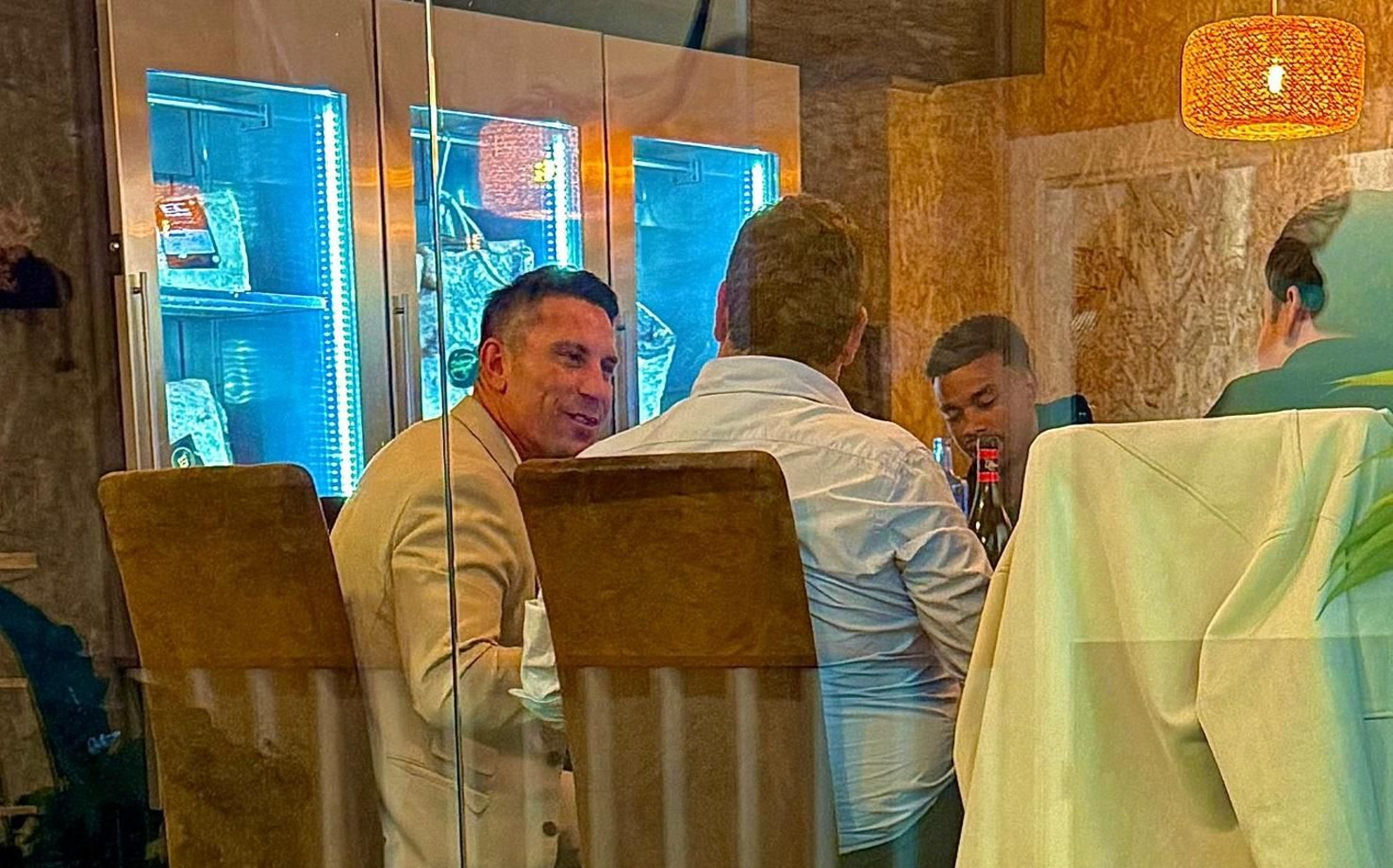Dalisson, durante la comida en un restaurante de la ciudad. Dalisson, durante la comida en un restaurante de la ciudad.