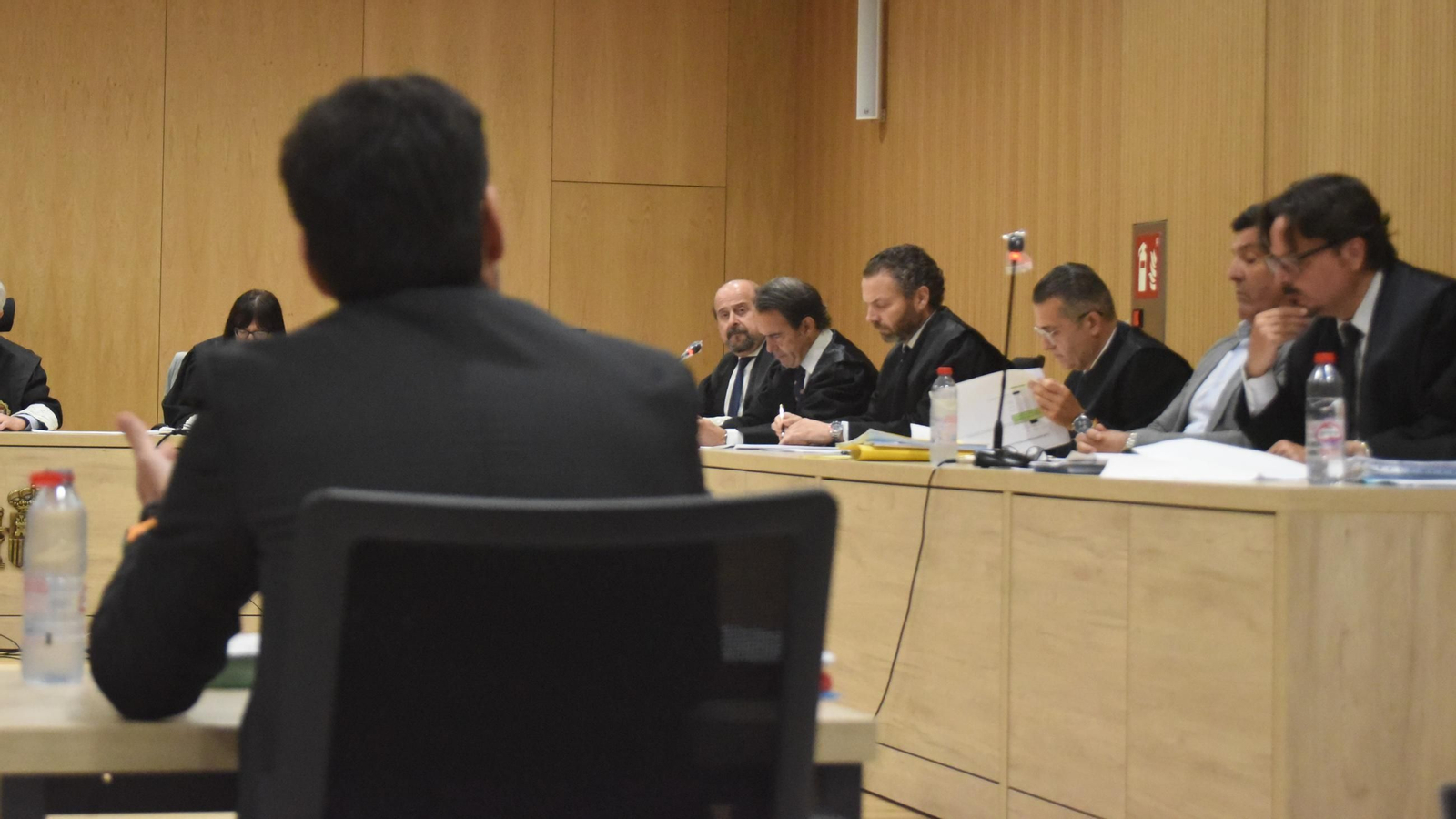 El representante del Ministerio Fiscal realiza sus preguntas a Jesús León durante el juicio del 'caso saqueo' del Córdoba CF.