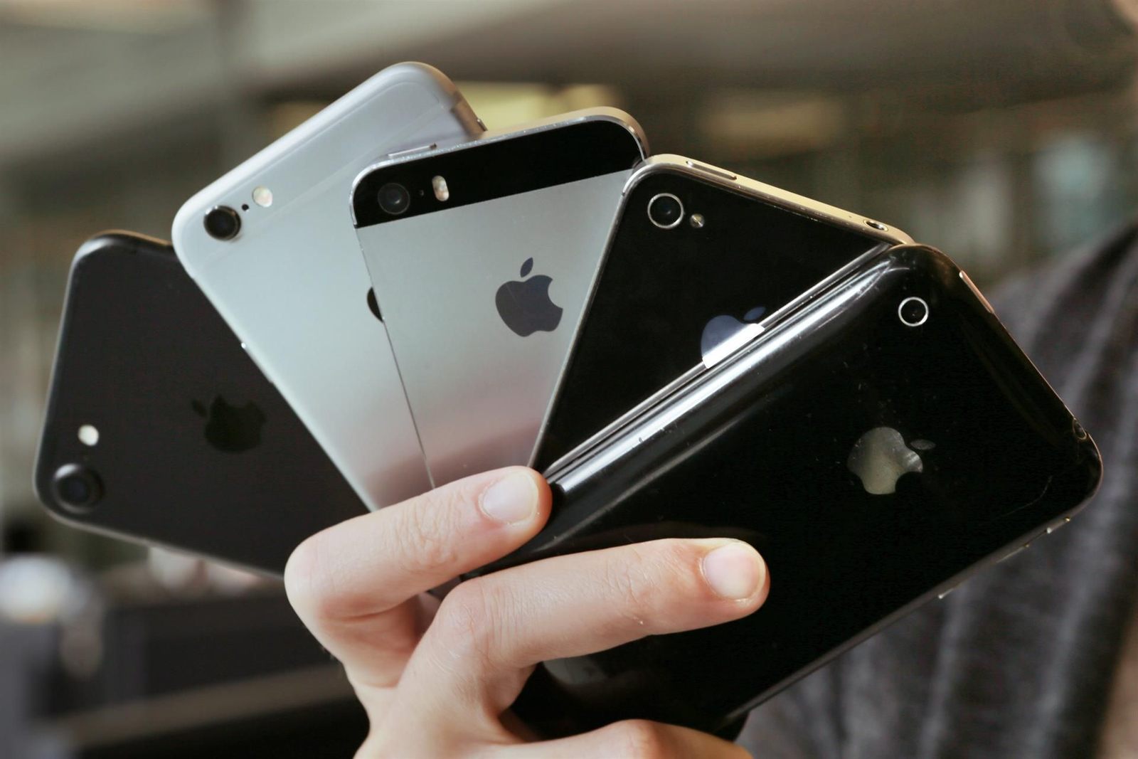 Apple iPhones de diferentes generaciones. Apple iPhones de diferentes generaciones.