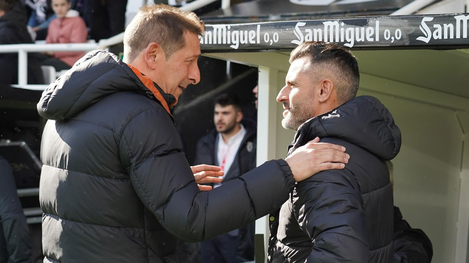 Luis Miguel Ramis saluda a Iván Ania antes del Burgos - Córdoba CF en El Plantío. Luis Miguel Ramis saluda a Iván Ania antes del Burgos - Córdoba CF en El Plantío.
