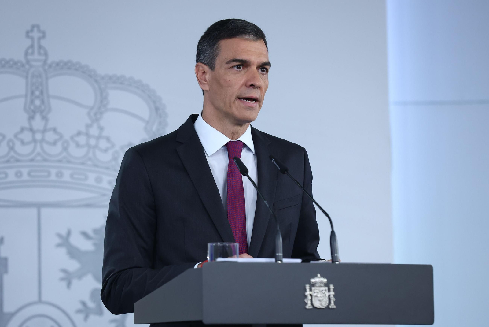 Sánchez responde a las dudas de Feijóo ironizando con que le traduzcan la carta de la OTAN.