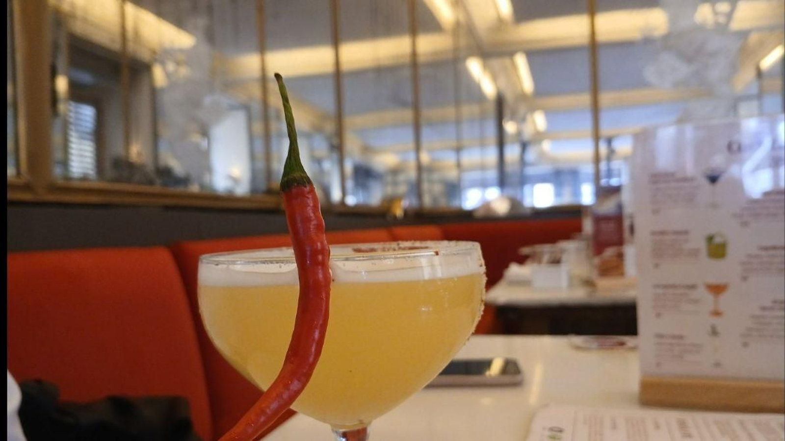 Un cóctel entre los espejos del salón Café Barbieri Un cóctel entre los espejos del salón Café Barbieri