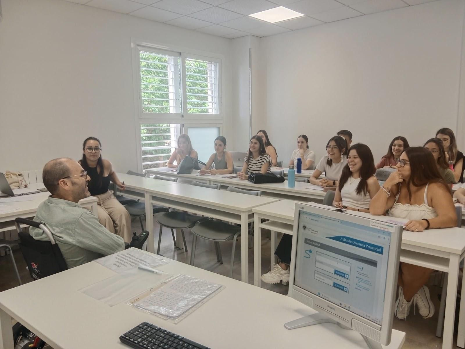 Daniel Martín-Arroyo dando clase en la Universidad de Granada Daniel Martín-Arroyo dando clase en la Universidad de Granada