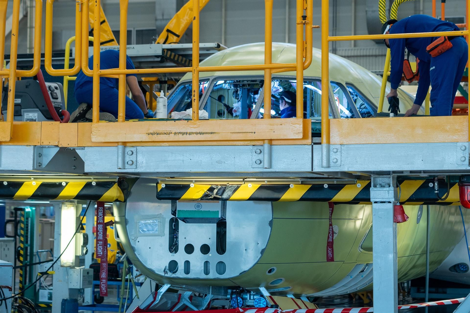 Operarios de Airbus durante la fabricación en la línea de montaje de un avión en Sevilla. Operarios de Airbus durante la fabricación en la línea de montaje de un avión en Sevilla.