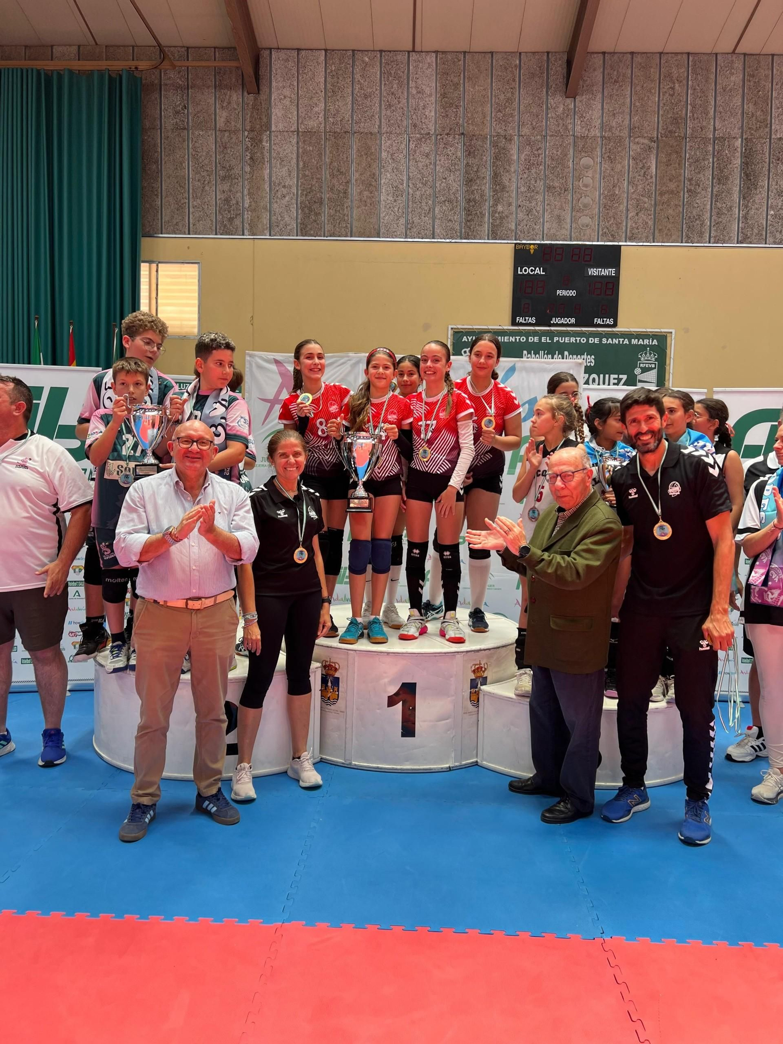El Chiclana Voleibol, en lo más alto del podio. El Chiclana Voleibol, en lo más alto del podio.
